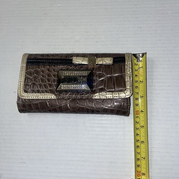Large Guess Tri-fold Patent Leather Bling Wallet. Good Condition. - Picture 8 of 8